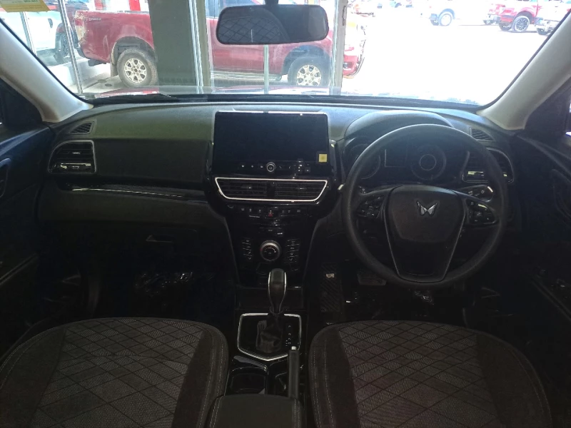 MAHINDRA XUV3X0 1.2T MX3 AT