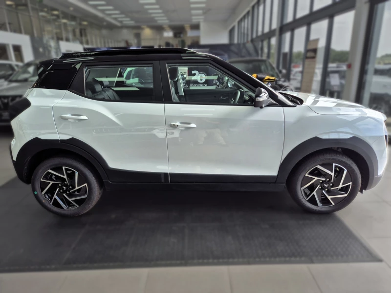 MAHINDRA XUV3X0 1.2T AX7L AT